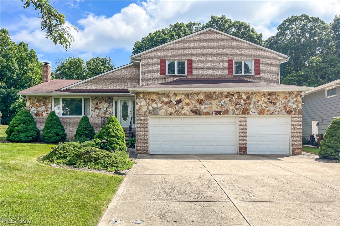 Rousseau Dr, Parma, OH 44129