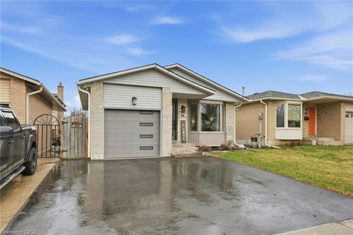 39 Kennard St, Stoney Creek, ON, L8J2C3 | Card Image