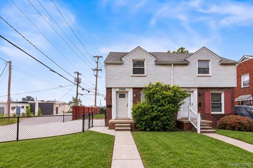 1886 15th St, Wyandotte, MI, 48192-3616 | Card Image