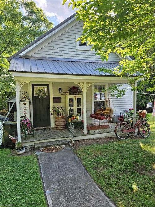 215 9th St, Spencer, NC, 28159-2006 | Card Image