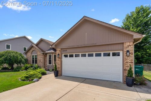 48649 Arnold Dr, Macomb, MI, 48044-5537 | Card Image