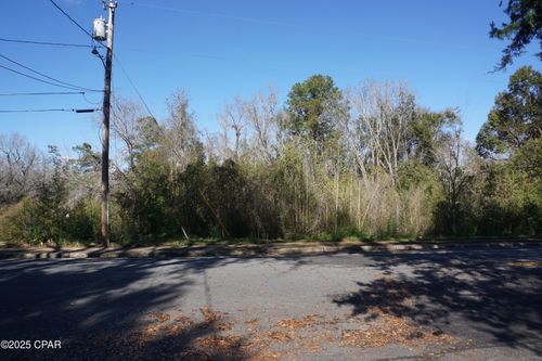 121 Hickory St, Chattahoochee, FL, 32324-1812 | Card Image