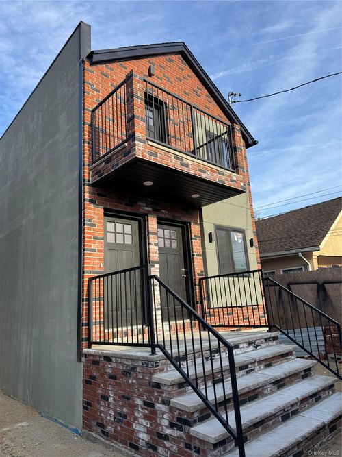 121-11 195th St, Springfield Gardens, NY, 11413-1136 | Card Image