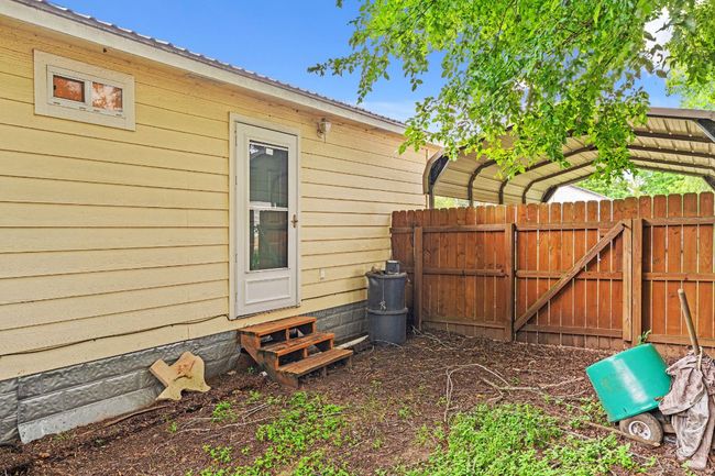 300 Walker St, House other with 3 bedrooms, 2 bathrooms and 1 parking in Smithville TX | Image 20