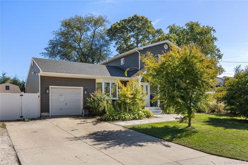 1023 Carll Dr, Bay Shore, NY, 11706-6203 | Card Image