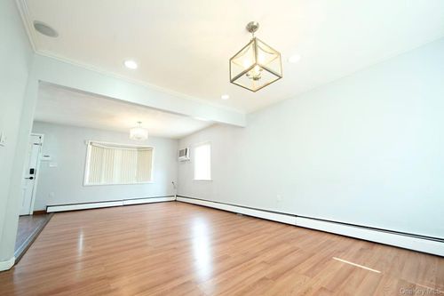32 Needle Ln, Levittown, NY, 11756-4829 | Card Image