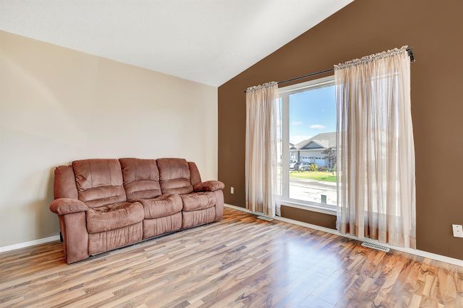 10123 98 A Street, Home with 5 bedrooms, 3 bathrooms and 3 parking in Sexsmith AB | Image 6