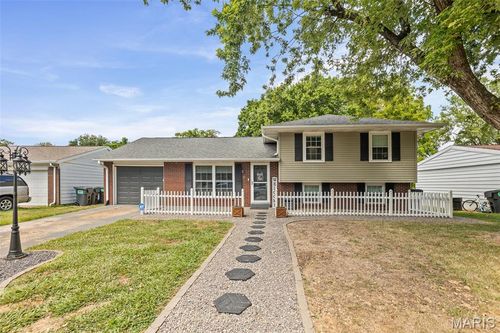 61 Concord Dr, Fairview Heights, IL, 62208-1803 | Card Image