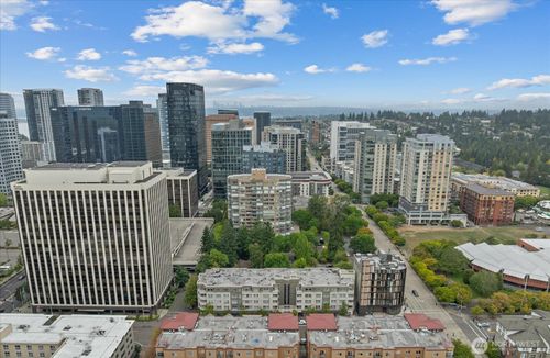 ph05-925 110th Ave Ne, Bellevue, WA, 98004-4731 | Card Image