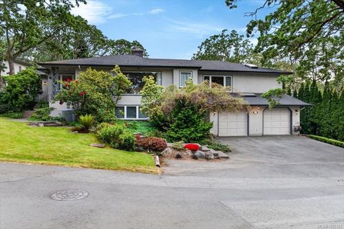 1567 Athlone Dr, Victoria, BC, V8P2T2 | Card Image