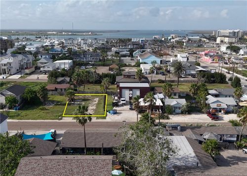 124 W Brundrett Ave, Port Aransas, TX, 78373-5146 | Card Image