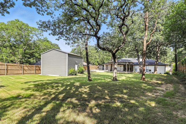Fenced backyard with an outbuilding | Image 5