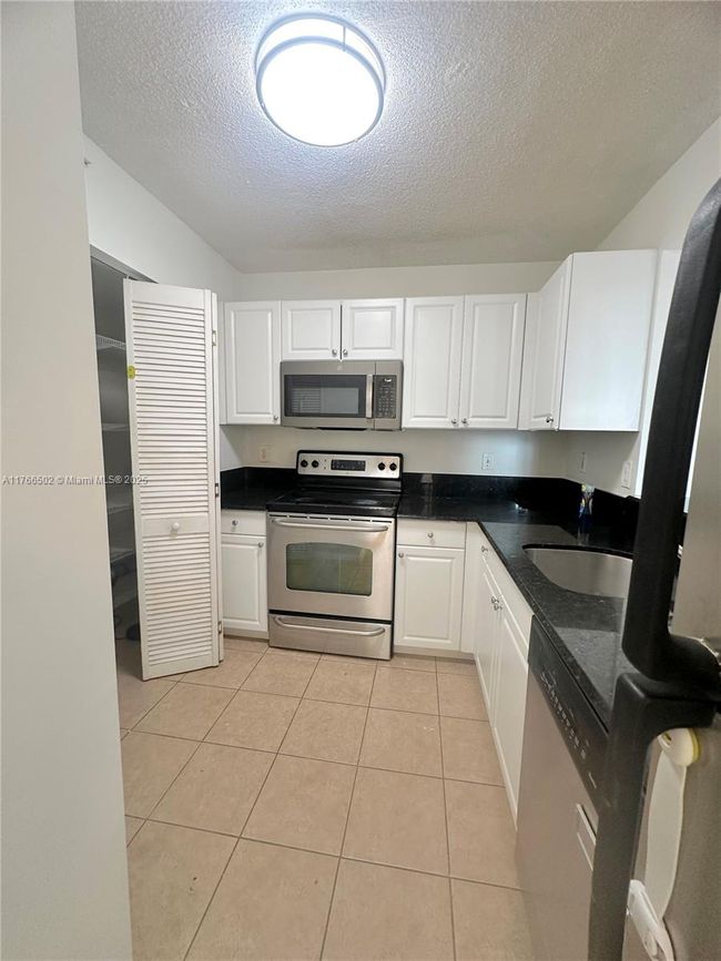 APT-302 - 2731 Ocean Club Blvd, Condo with 2 bedrooms, 2 bathrooms and null parking in Hollywood FL | Image 11