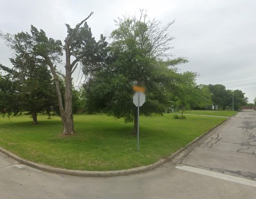 815 Bowie St, Baytown, TX, 77520-6846 | Card Image