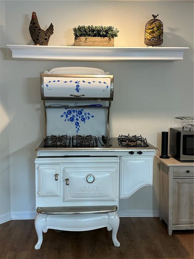 ELMIRA ANTIQUE GAS RANGE | Image 11