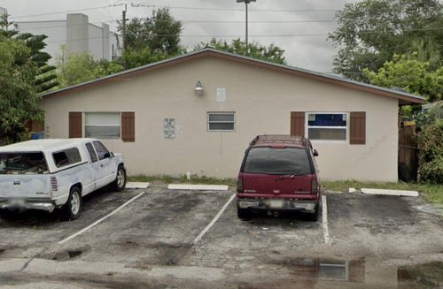 50 Ne 36th Ct, Oakland Park, FL, 33334-7204 | Card Image