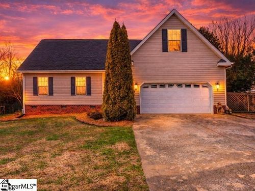 124 Chandler Dr, Liberty, SC, 29657-4401 | Card Image
