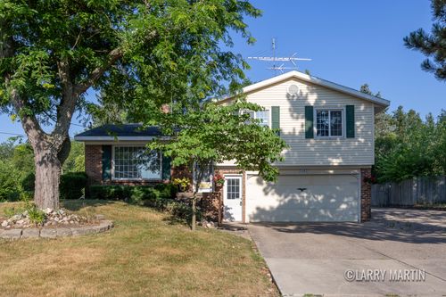 7107 Westwood Dr, Jenison, MI, 49428-7105 | Card Image