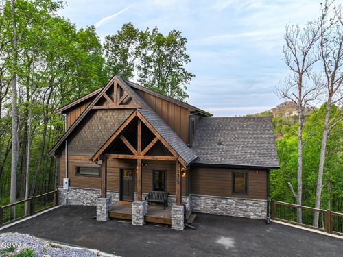 2317 Grey Fox Run, Sevierville, TN, 37862-8626 | Card Image