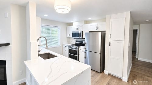 6825 SE Se Cougar Mountain Way, Bellevue, WA, 98006-5620 | Card Image