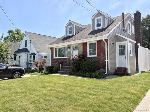 135 Barwick Blvd, Mineola, NY, 11501-3332 | Card Image
