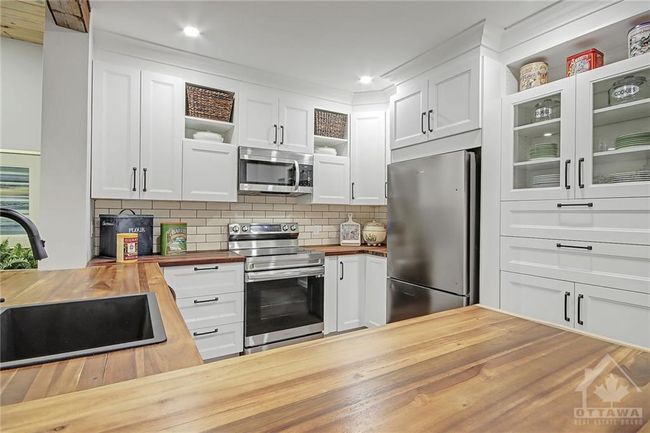 Counter Depth fridge, large pantry, custom crown moulding, pot lights | Image 9