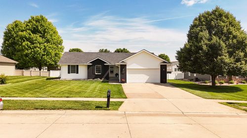 712 Leisure Ln, Hastings, NE, 68901-2550 | Card Image