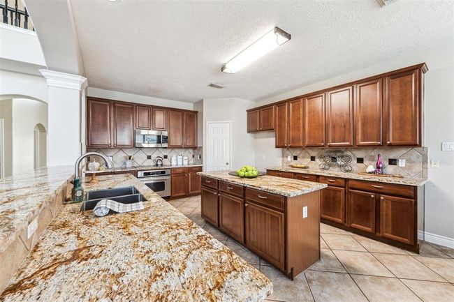 11405 Starlight Bay St, House other with 5 bedrooms, 4 bathrooms and 3 parking in Pearland TX | Image 11