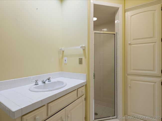 Ensuite bath to Private Office off Primary Bedroom | Image 33