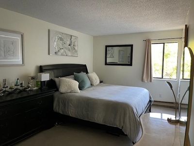 310 - 9620 Manchester Dr, Condo with 2 bedrooms, 1 bathrooms and 1 parking in Burnaby BC | Image 2