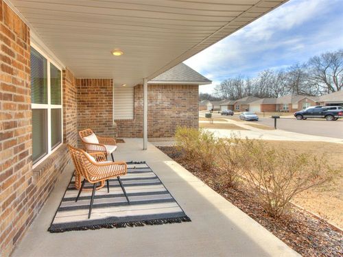 823 Highgarden Cir, Noble, OK, 73068-8632 | Card Image