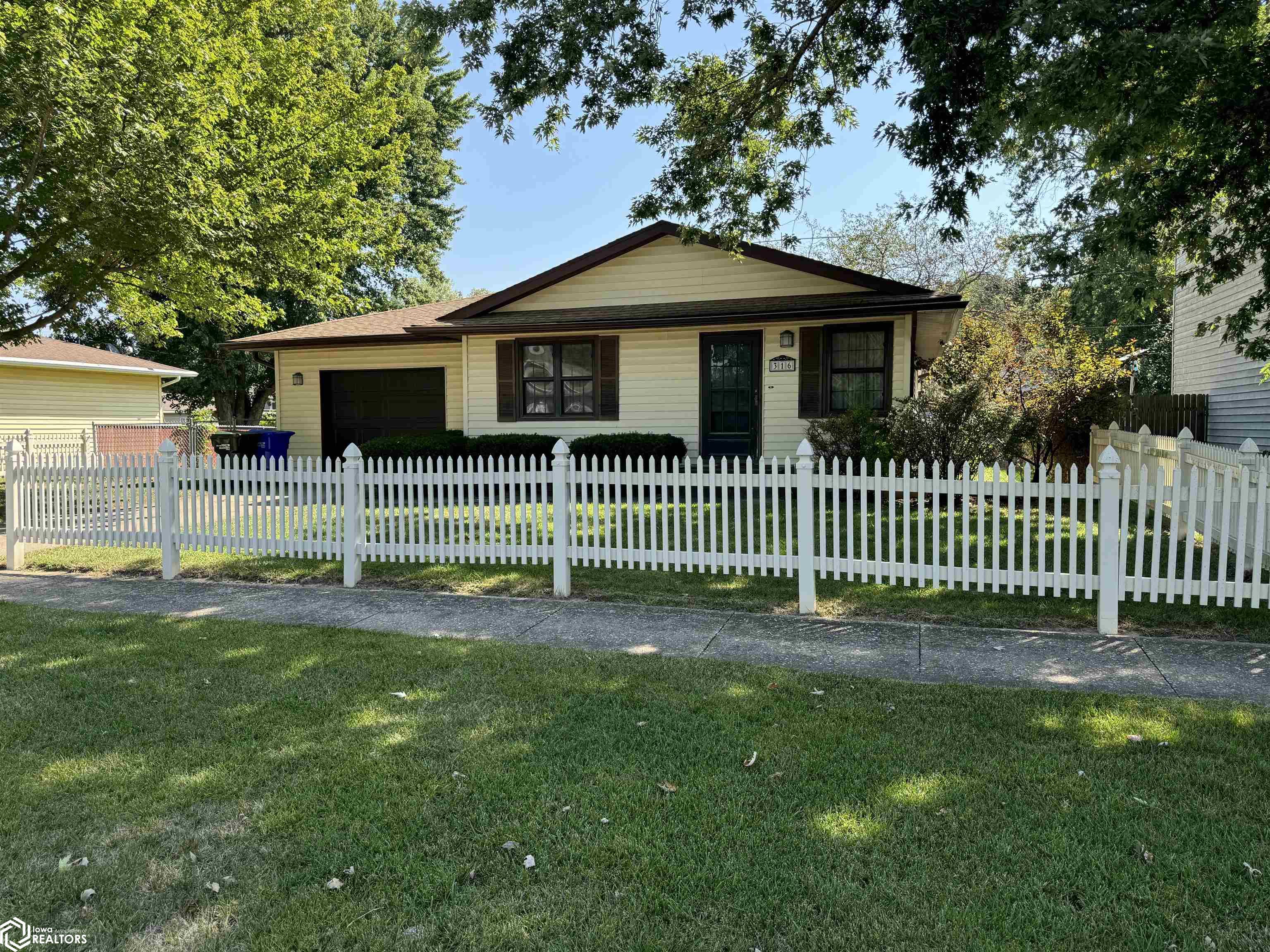 Vica Ln, Fort Madison, IA 52627