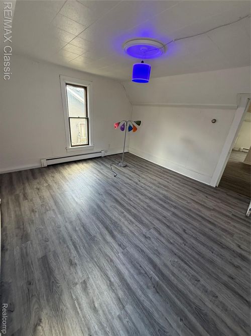 124 Warren St, South Lyon, MI, 48178-1193 | Card Image