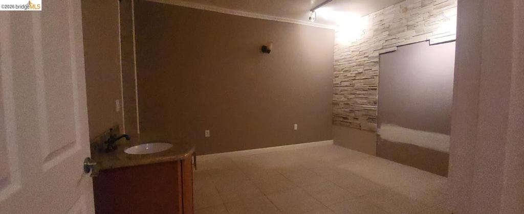 Commercial Lease in Oakland 5