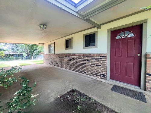 201 2nd Ave, Smithville, TX, 78957-3038 | Card Image
