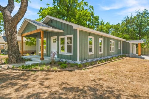 910 3rd St, Graham, TX, 76450-3108 | Card Image