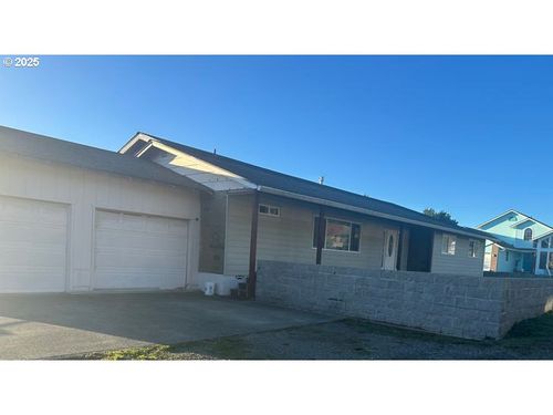 711 1st St, Brookings, OR, 97415-9193 | Card Image
