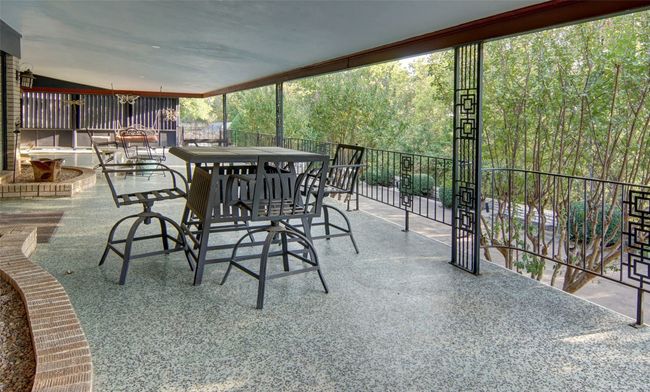 ...excellent flow from indoors to outdoors and plenty of space for events and gatherings. | Image 28