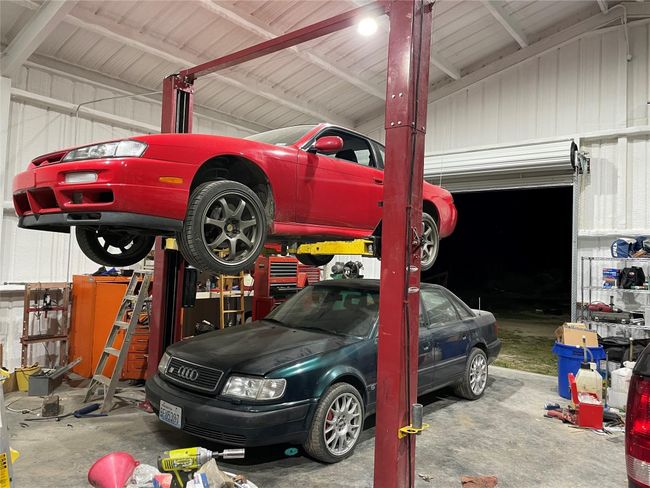 Shop with car lift | Image 23