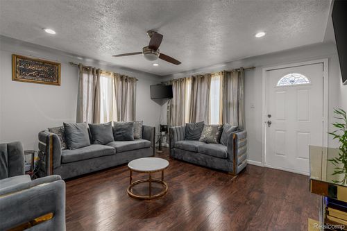7044 Continental Ave, Warren, MI, 48091-2607 | Card Image
