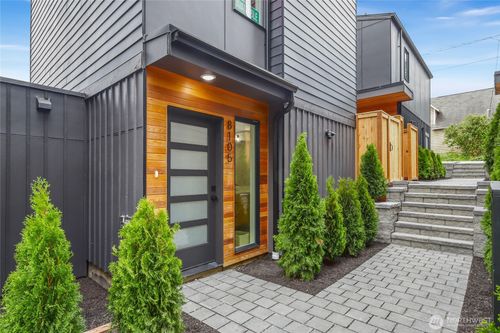 8105 18th Ave Sw, Seattle, WA, 98106 | Card Image