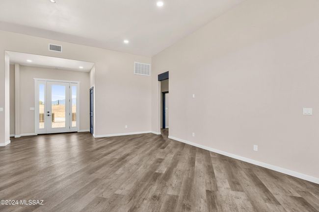Living Area 4 | Image 13