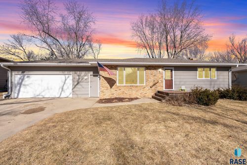 5620 W Pebble Creek Rd, Sioux Falls, SD, 57106-2024 | Card Image