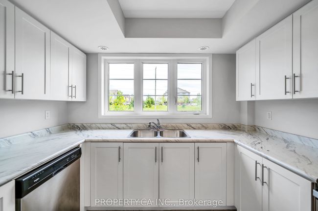 2564 Rosedrop Path, Condo with 4 bedrooms, 3 bathrooms and 1 parking in Oshawa ON | Image 6