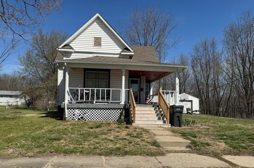 2 W Vine St, Villa Grove, IL, 61956-1109 | Card Image