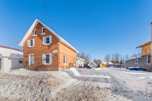 381 Everett St, Pembroke, ON, K8A3W9 | Card Image