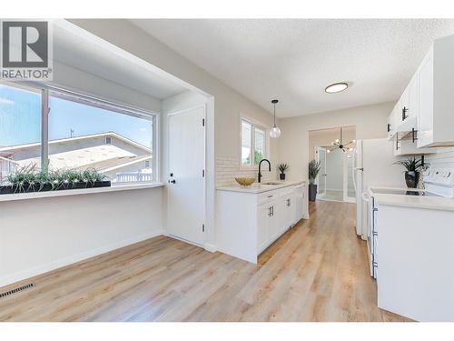 694 Tozer Ave, Kelowna, BC, V1W2A6 | Card Image