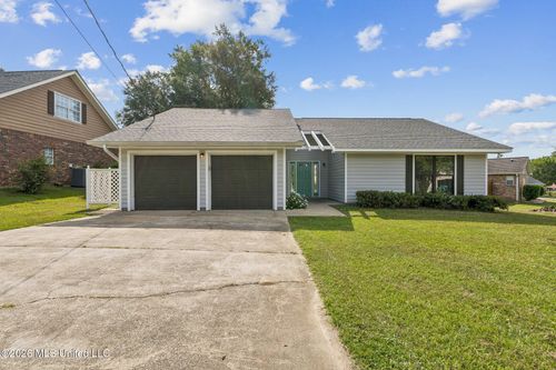 682 Oahu St, Diamondhead, MS, 39525-3540 | Card Image