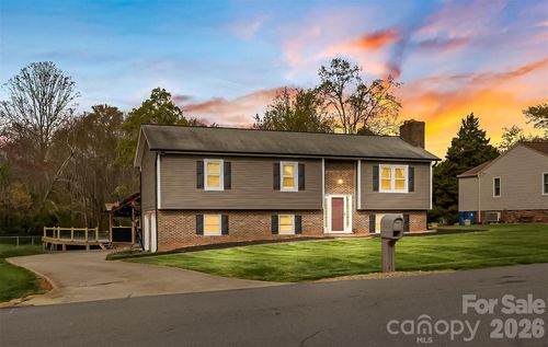 1757 Castlewood Ct, Hickory, NC, 28602-8299 | Card Image