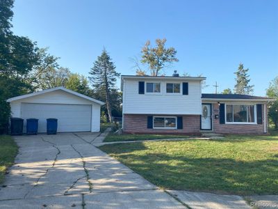 31073 Barrington Street, Home with 3 bedrooms, 1 bathrooms and null parking in Westland MI | Image 2